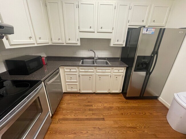 Building Photo - 3 bdrm / 3 bath Townhome - Coming Soon!