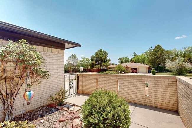 Building Photo - NE Brick Ranch 3/Bd 2/Ba 2 Cg 1782/sf