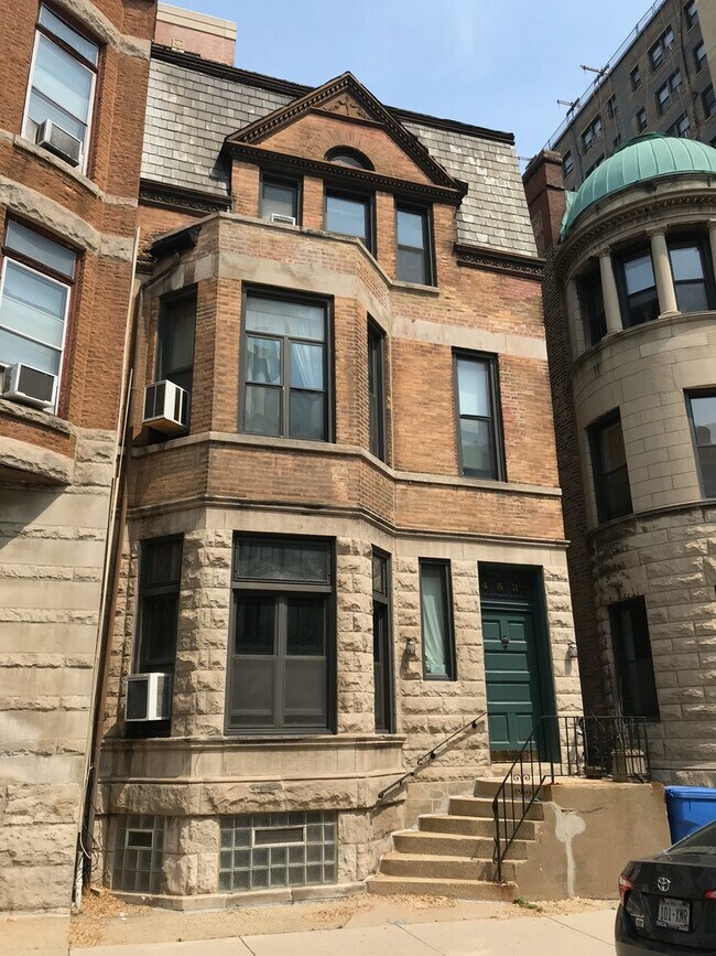 Building Photo - 452 W St James Pl