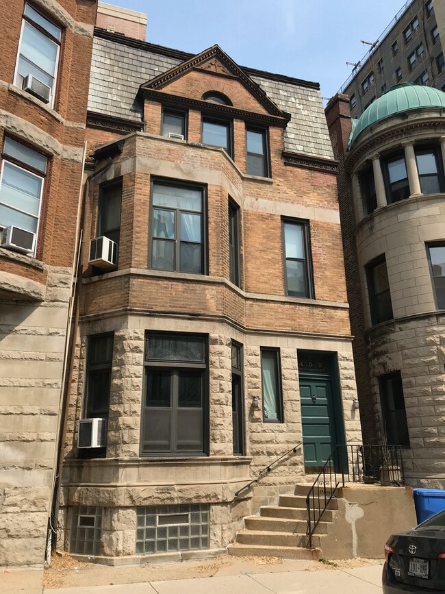 Building Photo - 452 W St James Pl
