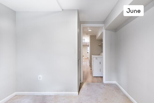 Foto del edificio - ROOM ONLY in 2-bed/1.0-bath Home