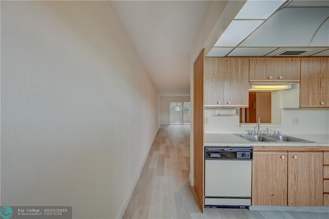 Building Photo - 2202 Lucaya Bend