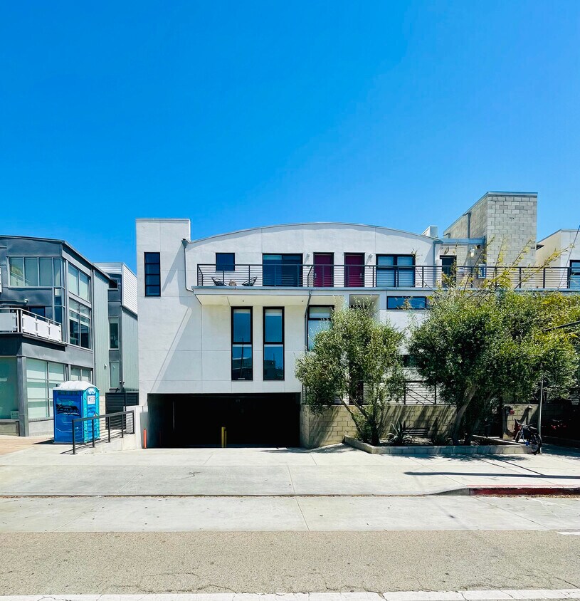 Primary Photo - 700 Main St