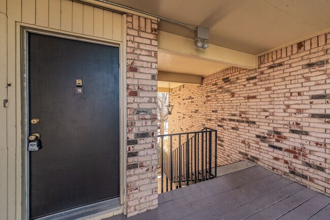 Foto del edificio - Updated Two Bedroom and One and Half Bathrooms apartment upstairs in the Cultural District!