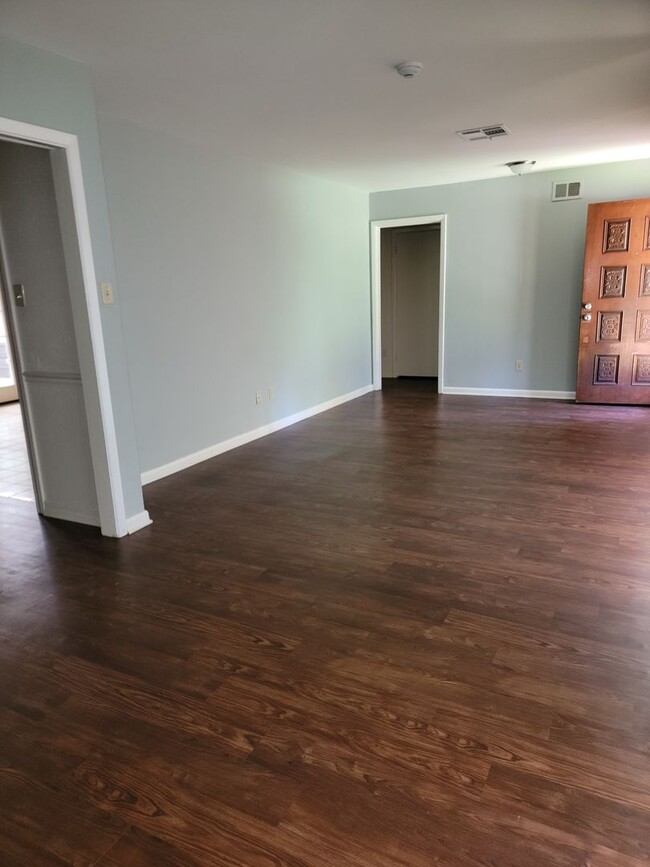 Building Photo - 3 bedroom 2 Bathroom Home