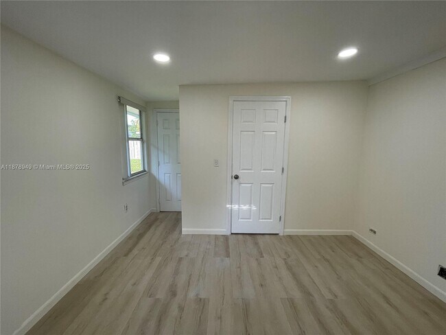 Foto del edificio - 1107 NE 8th St