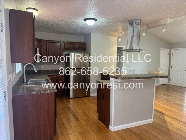 Foto del edificio - 815 Turkey Ridge Dr