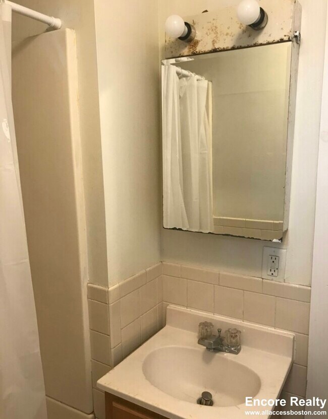 Building Photo - 533 Newbury St