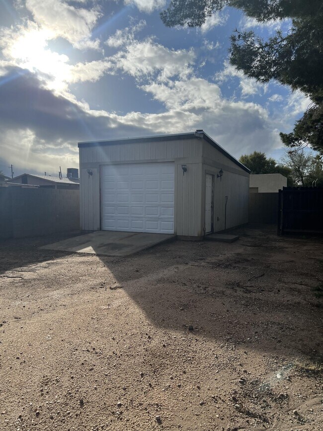 Building Photo - 1303 S Van Buren Ave