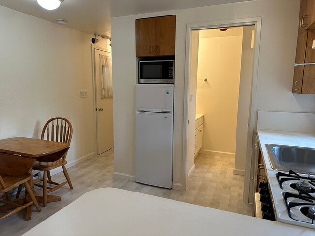 Building Photo - 442 Judson Ave
