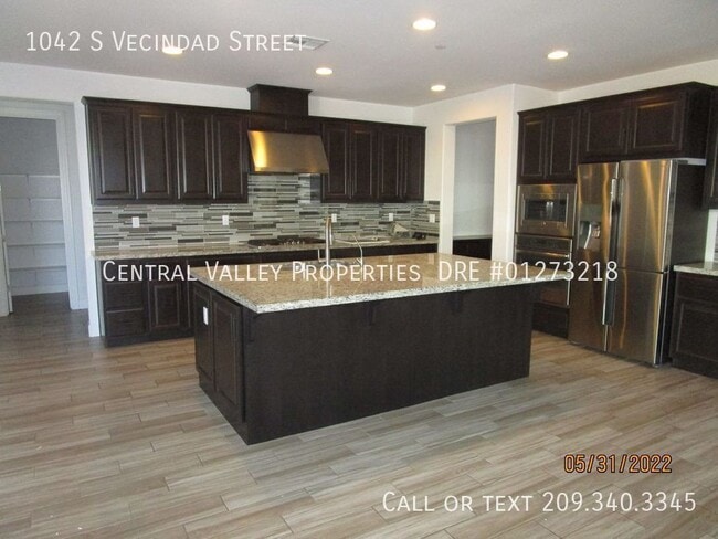 Building Photo - 1042 S Vecindad St