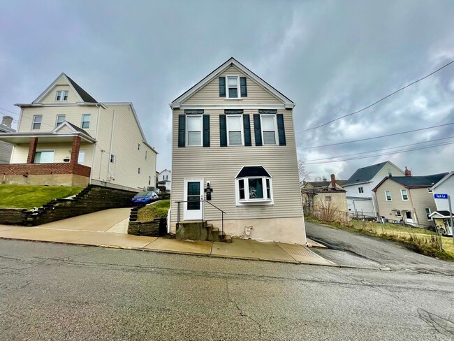Building Photo - Must See! - 3 Bedroom 2 Bathroom - Pittsburgh