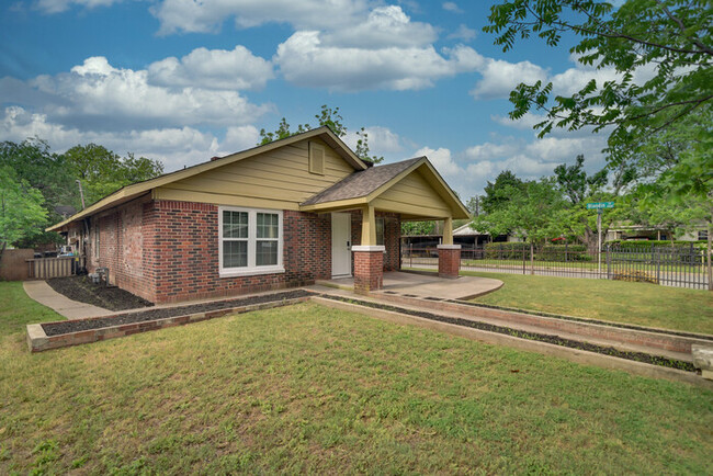 Building Photo - 2 bedroom 1 bath w/ office