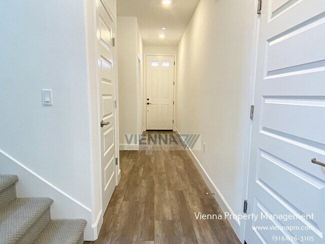 Building Photo - 416 Castle Peak Ct