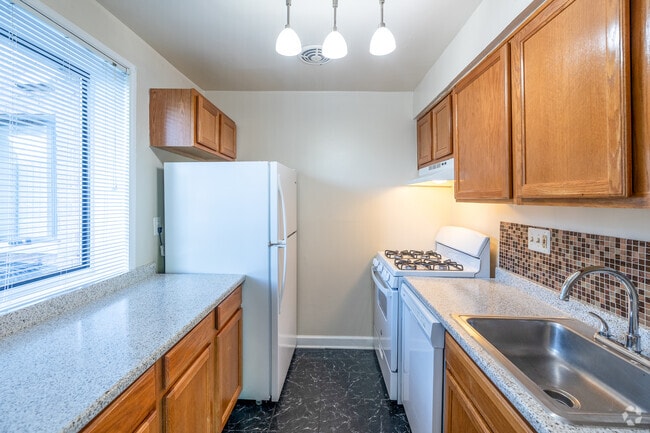 1BR, 1BR - 747SF - Kitchen - Madison Park Apartments