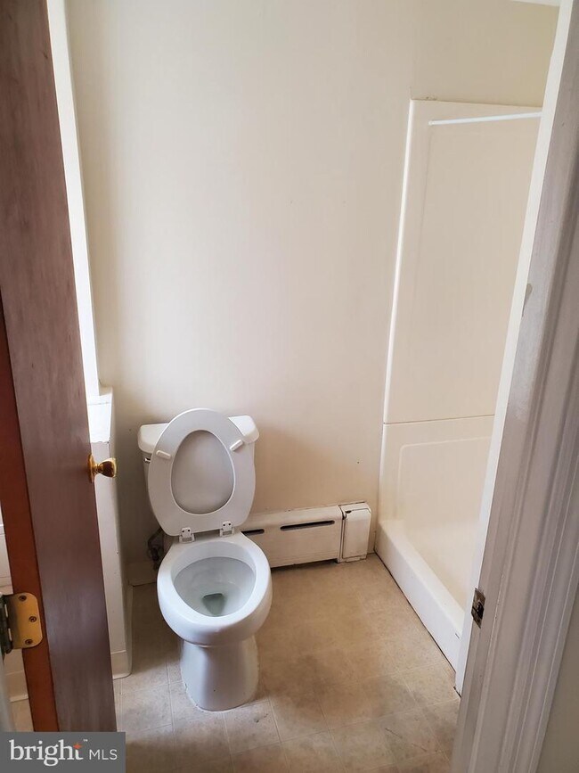 2020 Hyatt St, Chester, PA 19013 Room for Rent in Chester, PA