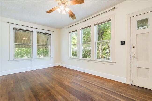 Foto del edificio - 1103 W 22nd St