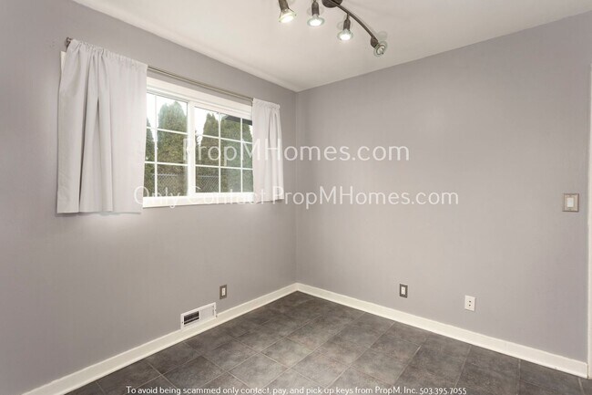 Building Photo - Charm in Parkrose Heights! Your Three Bedr...