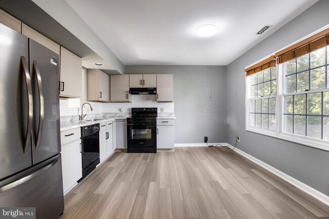 Foto del edificio - 4921 Bonniewood Dr