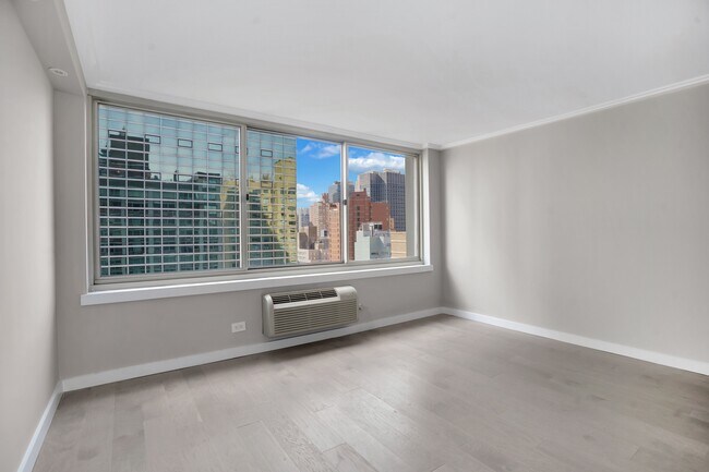 Building Photo - Sunny South Facing One Bedroom
