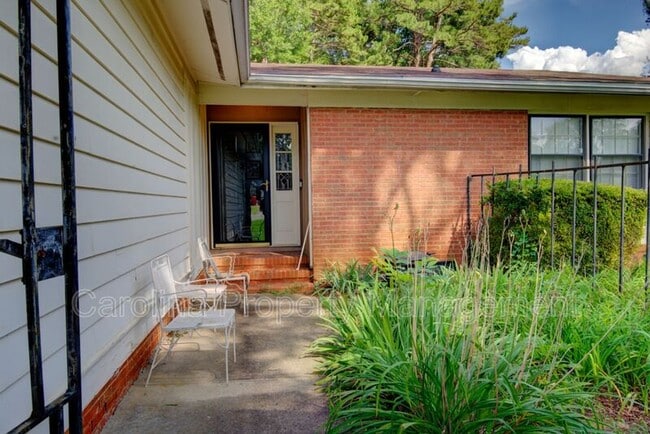 Foto del edificio - 6412 Tomahawk Ln