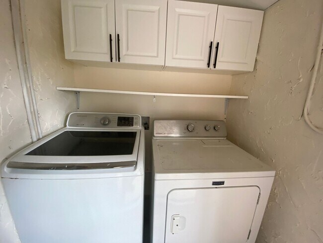 Building Photo - NEWLY RENOVATED 2 BED 2 BATH CONDO NEAR UC...