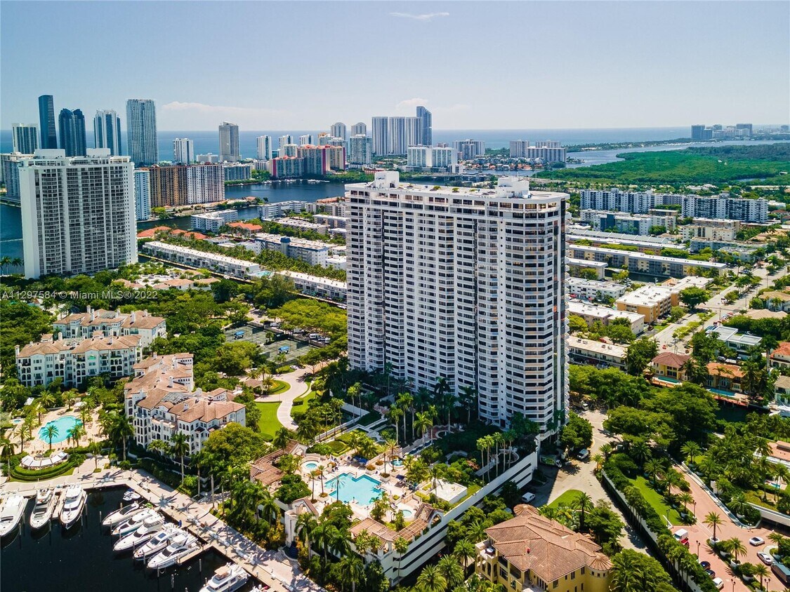 Foto principal - 2000 Island Blvd