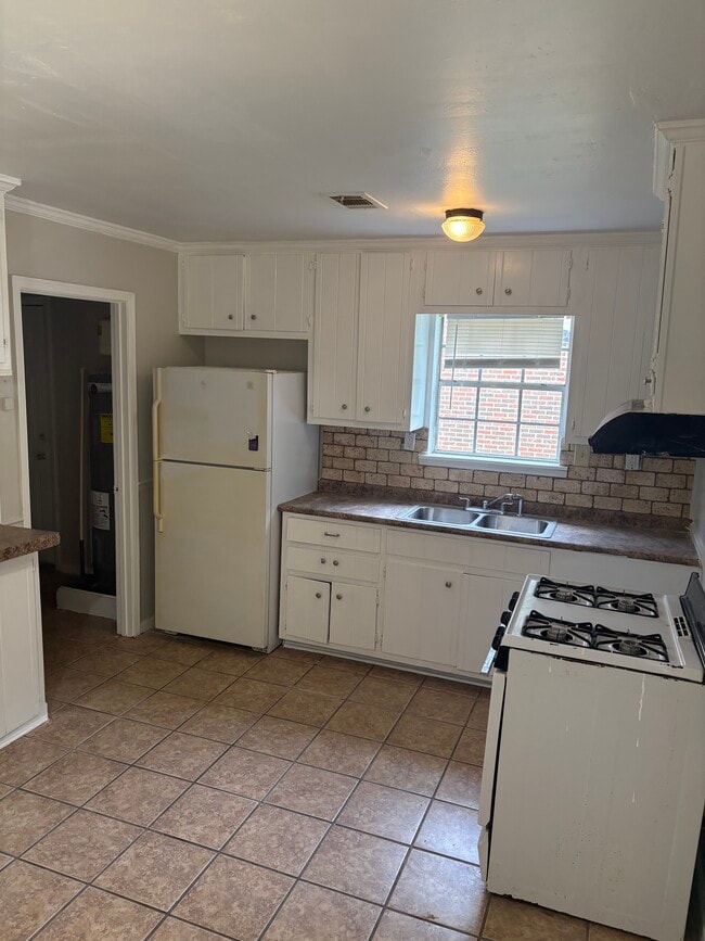 Building Photo - 2028 Yancey Ave