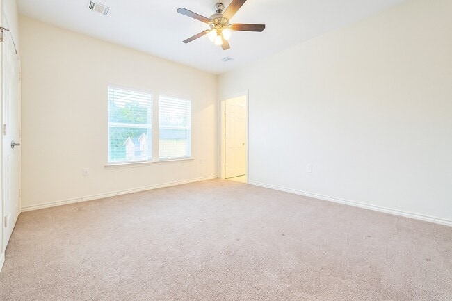 Foto del edificio - 649 W 18th St