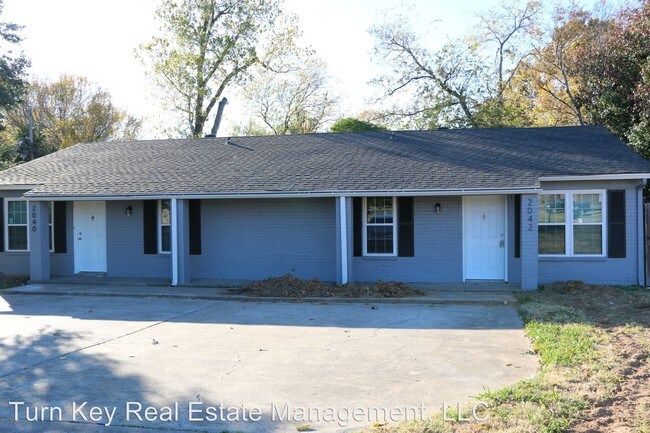 Building Photo - 2040-2042 Oakwood Ct