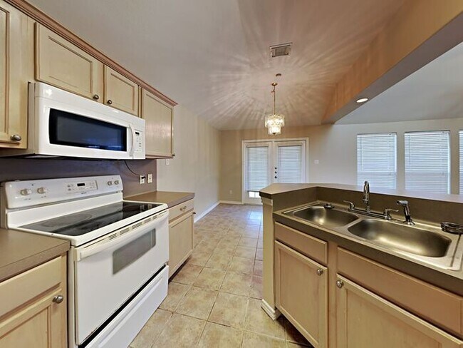 Foto del edificio - 1ST MONTH FREE WITH 18 MONTH LEASE