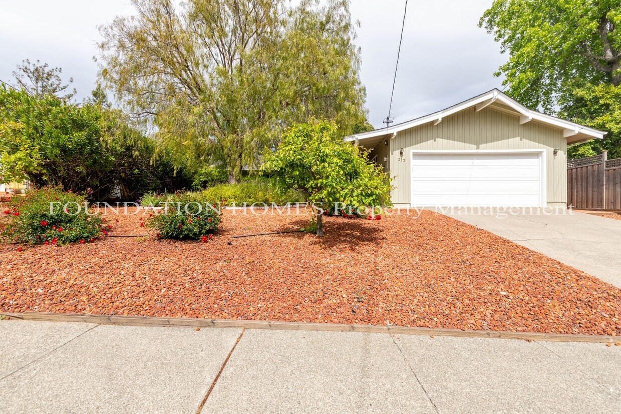 Primary Photo - Ranch Style 3BD/2BA House with AC and Love...