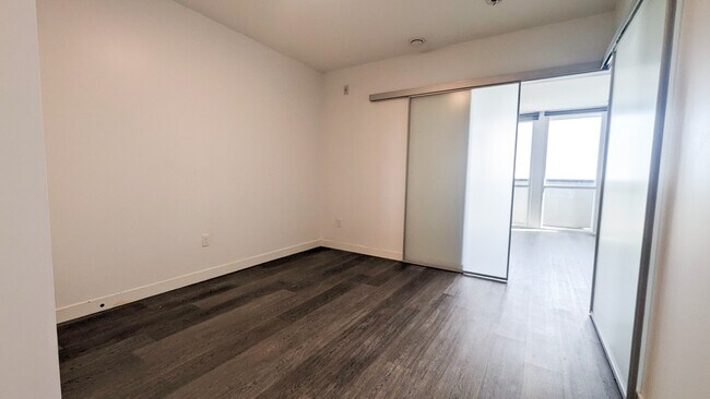 Building Photo - 388 King St E