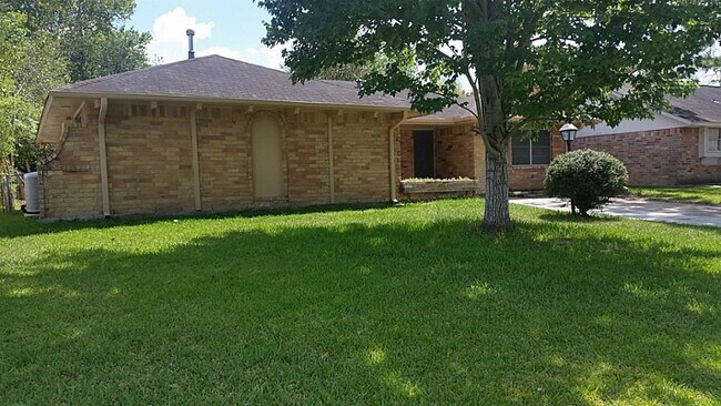 Building Photo - 1031 Fallbrook Dr