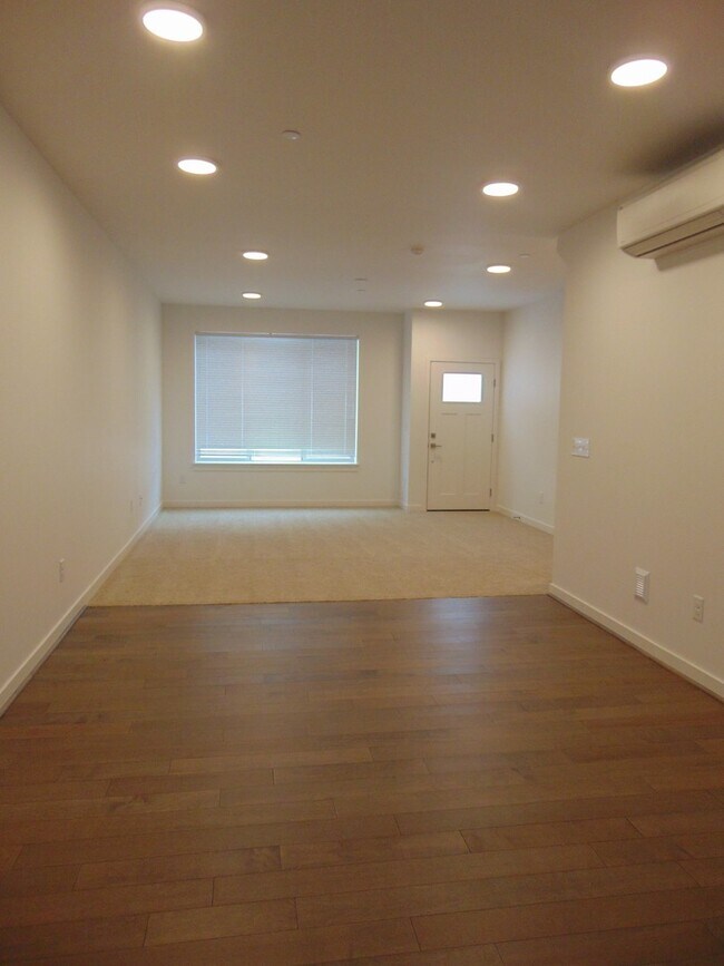 Foto del edificio - Beautiful Luxury 3 Bedroom, 3.25 Bath Bellevue Town-Home!
