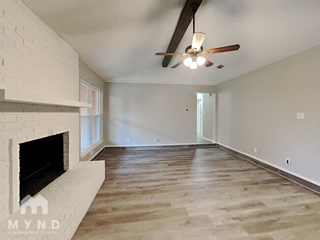 Building Photo - 3528 Park Lake Dr