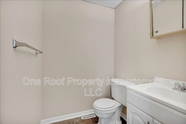 Building Photo - 701 Linwood Dr