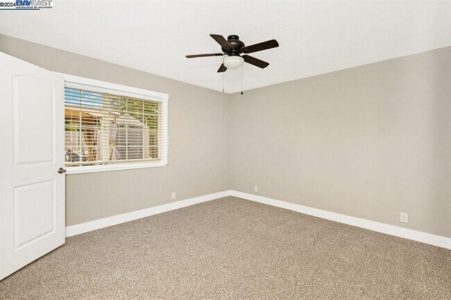 Building Photo - 2113 Huron Dr