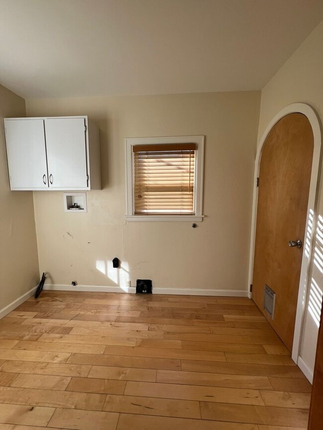 Building Photo - 2 Bedroom, 1 Bathroom Home - Close to Oregon Tech & Sky Lakes!