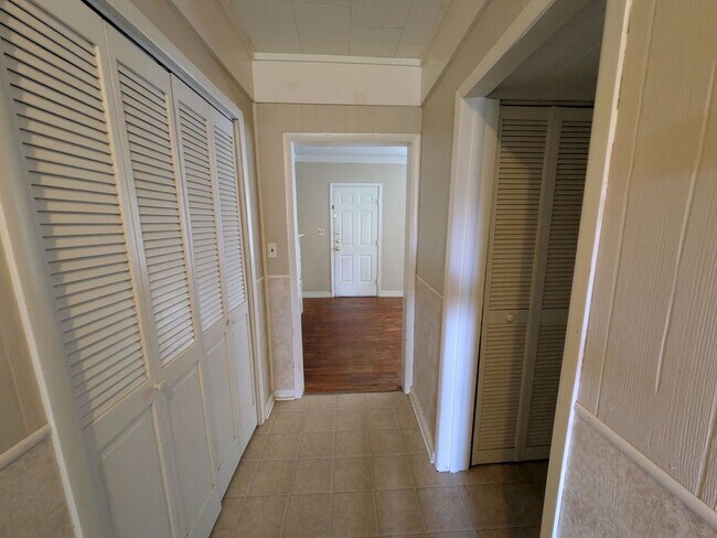 Building Photo - 824 Llano St