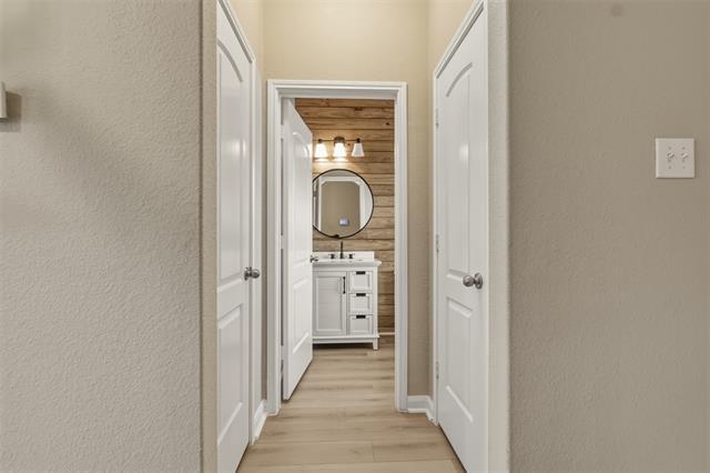 Foto del edificio - 5015 Royal Springs Dr