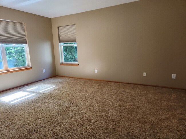 Building Photo - 16 Rocky Ridge Dr
