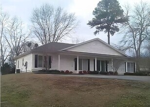 Building Photo - 1309 Golf Dr SW