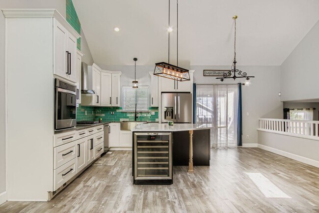 Foto del edificio - Beautiful remodel with gorgeous back yard ...