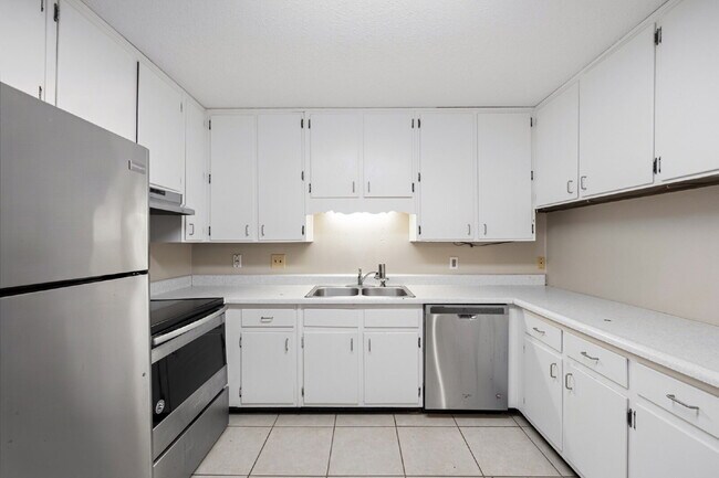 Foto del edificio - GREAT LOCATION 2BED 2BATH! FENCED IN YARD!