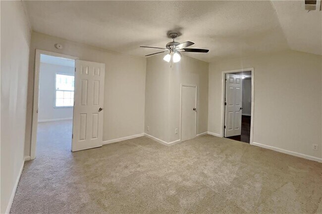Building Photo - 6460 River Hill Dr