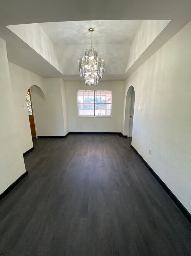 Foto del edificio - Big and Spacious Four Bedroom Home on the ...