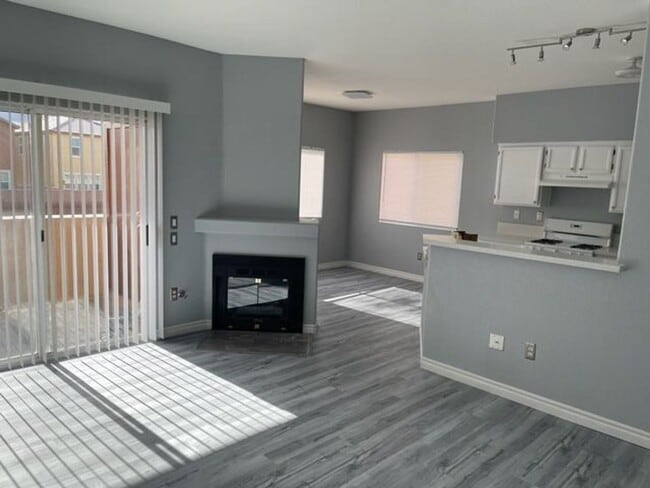 Building Photo - 2 Bedroom Condo in Silverado Ranch!