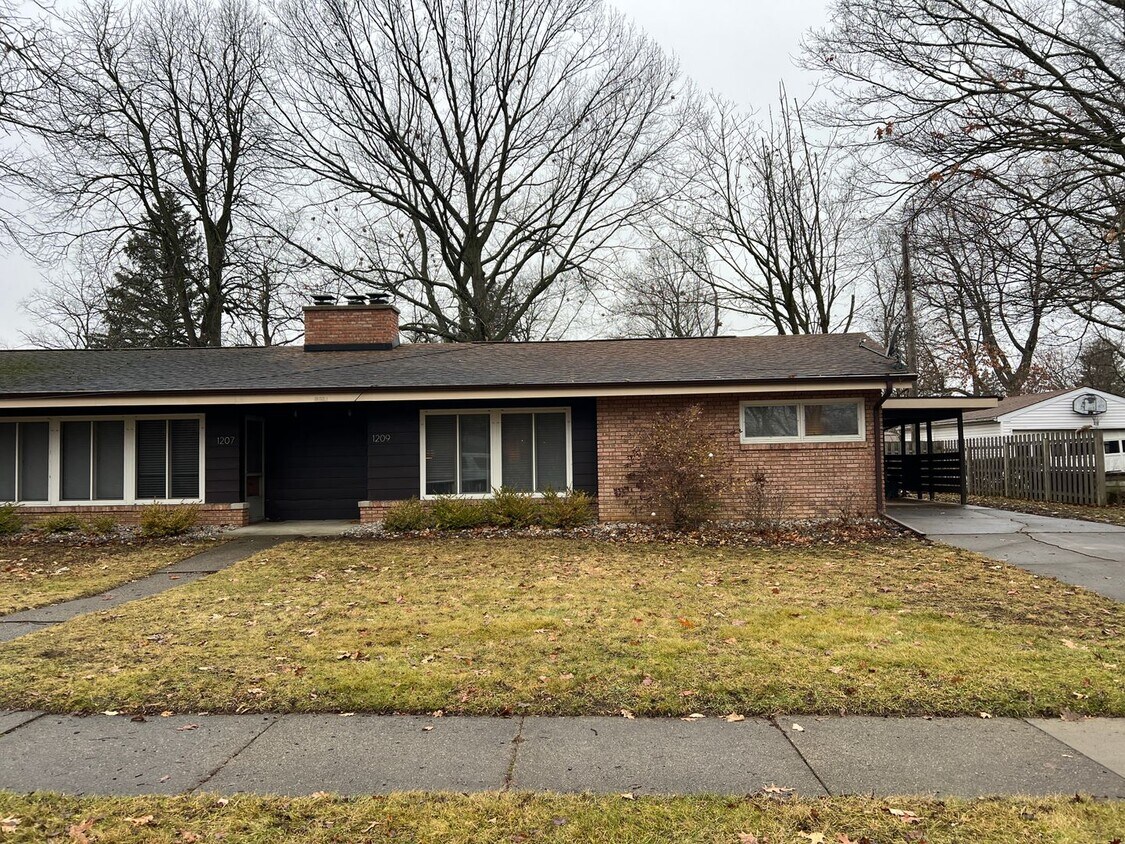 Primary Photo - Updated & Spacious 2-BDR 1-BTH Duplex in G...