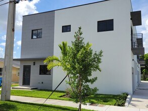 Building Photo - 4140 SW 18th St
